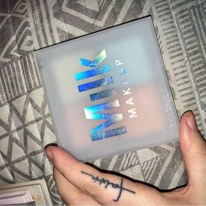 Milk makeup highlighter palette